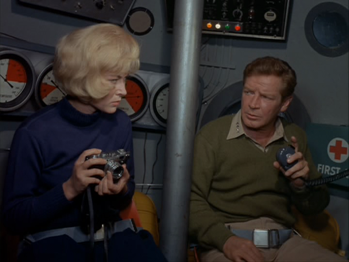 C0Nr - Voyage to the Bottom of the Sea Seas2 Vol1 [DVD5] [Ing-Lat] [Aventuras] [1965]