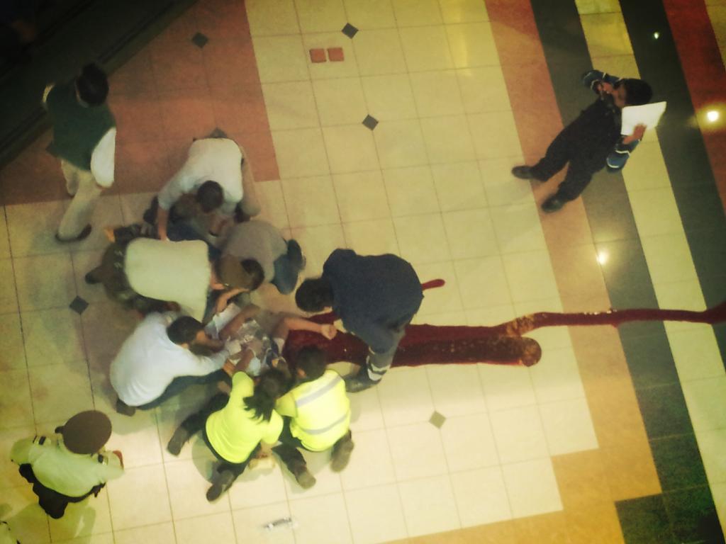 Suicidio En Costanera Center / Nuevo Suicidio Ocurrio En El Costanera Center Joven De Temuco Se Lanzo Del 5 Piso Radio Temuco - Si necesitas ayuda psicológica especializada o conoces a alguien que la requiera, el ministerio de salud tiene un teléfono de ayuda.